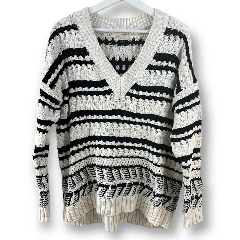 Universal Thread Women's XL Chunky Knit V-Neck Sweater Black Cream Wide Stripe